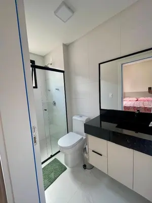 Uma casa de banho em Cobertura com vista Mar em Meia Praia Itapema