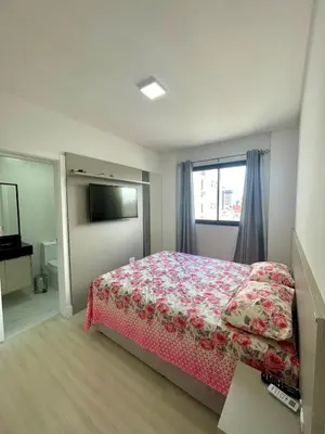 Uma televisão e/ou sistema de entretenimento em Cobertura com vista Mar em Meia Praia Itapema