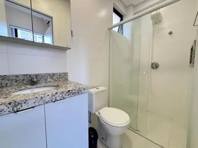 Uma casa de banho em AP Completo em Meia Praia – Fácil Acesso e Garagem