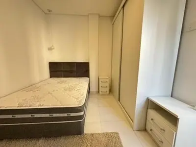 Uma cama ou camas num quarto em AP Completo em Meia Praia – Fácil Acesso e Garagem