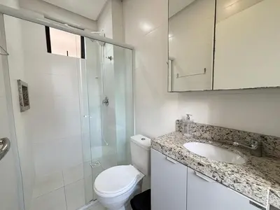 Uma casa de banho em AP Completo em Meia Praia – Fácil Acesso e Garagem