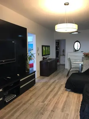 Uma televisão e/ou sistema de entretenimento em Itapema predio
