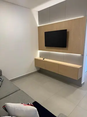 Uma televisão e/ou sistema de entretenimento em Apartamento 600mt da praia vista mar