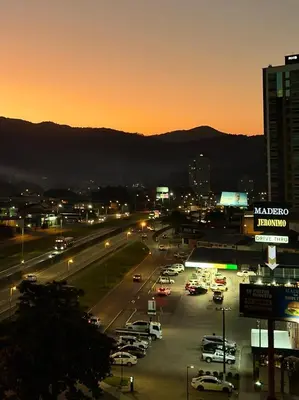 Uma vista geral da montanha ou uma vista da montanha a partir do apartamento