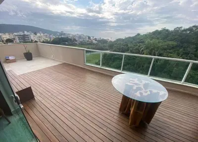 Uma vista geral da montanha ou uma vista da montanha a partir do apartamento