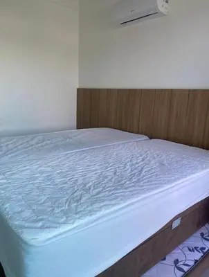 Uma cama ou camas num quarto em Cobertura 3 suítes Praia de Bombas com vista