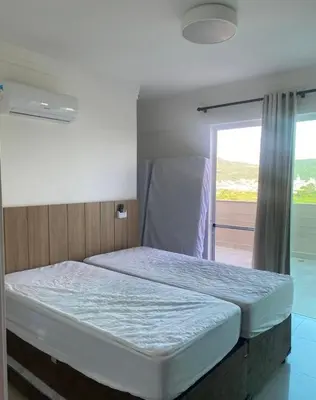 Uma cama ou camas num quarto em Cobertura 3 suítes Praia de Bombas com vista