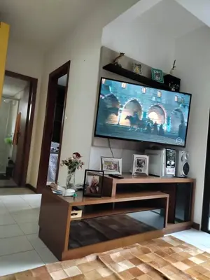 Uma televisão e/ou sistema de entretenimento em Ótimo apartamento próximo à praia, centro da Meia Praia