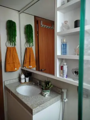 Uma casa de banho em Ótimo apartamento próximo à praia, centro da Meia Praia
