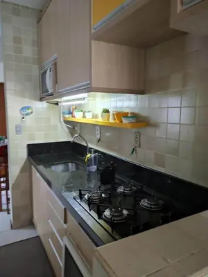 A cozinha ou kitchenette de Ótimo apartamento próximo à praia, centro da Meia Praia