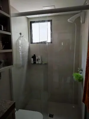 Uma casa de banho em Ótimo apartamento próximo à praia, centro da Meia Praia