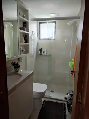 Uma casa de banho em Ótimo apartamento próximo à praia, centro da Meia Praia