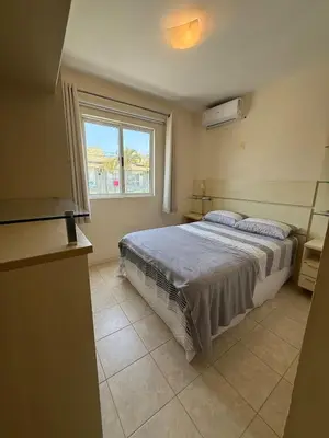 Uma cama ou camas num quarto em Comfortable apartment 350 meters from Bombas Beach