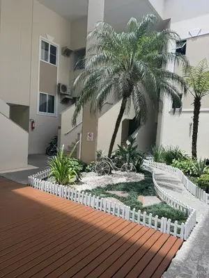 Um jardim no exterior de Comfortable apartment 350 meters from Bombas Beach