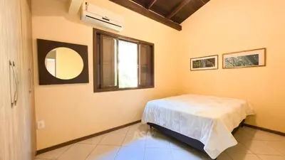Uma cama ou camas num quarto em ASA | Casa Pé na Areia Zimbros | Bombinhas | 4QT