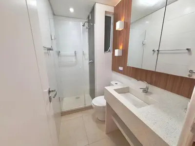 Uma casa de banho em Excelente Apto no condomínio Boulevard