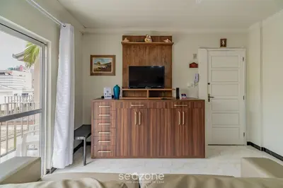 Uma televisão e/ou sistema de entretenimento em Apto 2Q a 260m da praia do Canto - Itapema RTL0302