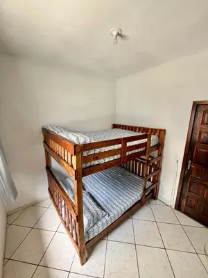 Uma cama ou camas num quarto em Quarto privativo CASAL duplo em hostel pe na areia- BC