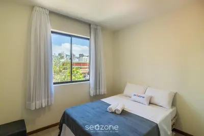 Uma cama ou camas num quarto em Apto c/ Churrasq. a 400 m da Praia ERR0104