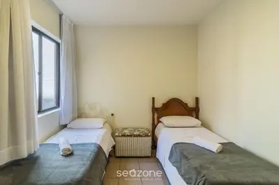 Uma cama ou camas num quarto em Apto c/ Churrasq. a 400 m da Praia ERR0104