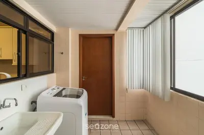 Uma casa de banho em Apto c/ Churrasq. a 400 m da Praia ERR0104