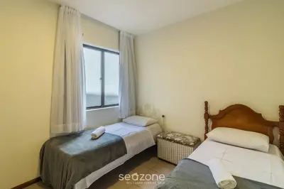 Uma cama ou camas num quarto em Apto c/ Churrasq. a 400 m da Praia ERR0104