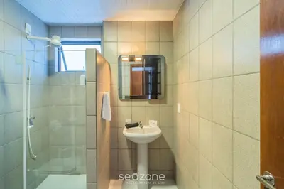 Uma casa de banho em Apto c/ Churrasq. a 400 m da Praia ERR0104