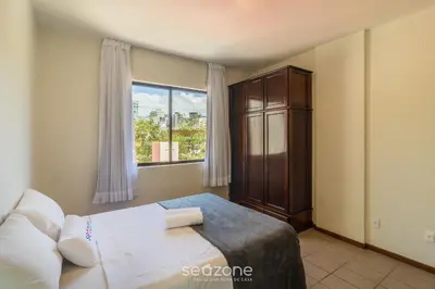 Uma cama ou camas num quarto em Apto c/ Churrasq. a 400 m da Praia ERR0104