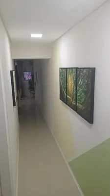 Uma televisão e/ou sistema de entretenimento em Excelente apartamento com 3 quartos disponíveis Palmas SC próximo a praia - 2 quartos e sala com ar condicionado