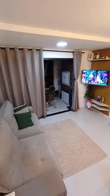 Uma televisão e/ou sistema de entretenimento em Excelente apartamento com 3 quartos disponíveis Palmas SC próximo a praia - 2 quartos e sala com ar condicionado