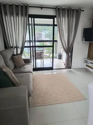 Uma área de estar em Excelente apartamento com 3 quartos disponíveis Palmas SC próximo a praia - 2 quartos e sala com ar condicionado