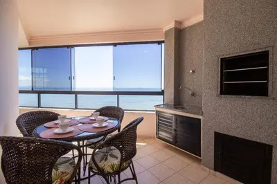 Uma televisão e/ou sistema de entretenimento em WIL81 - Frente para o mar; 3 Suítes, 2 Garagens