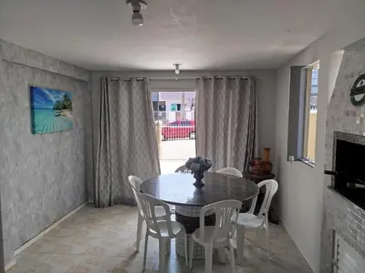 Uma televisão e/ou sistema de entretenimento em Casa férias em bombinhas