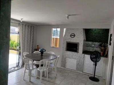 Uma televisão e/ou sistema de entretenimento em Casa férias em bombinhas