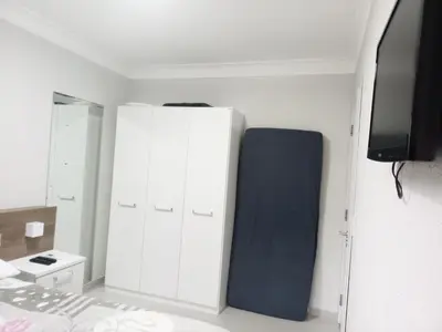 Uma televisão e/ou sistema de entretenimento em Summer praia e natureza