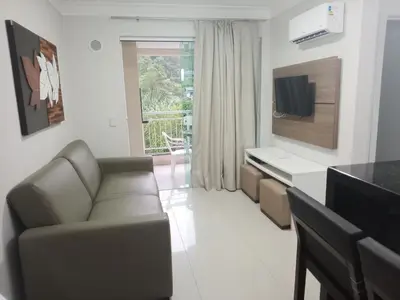 Uma televisão e/ou sistema de entretenimento em Summer praia e natureza