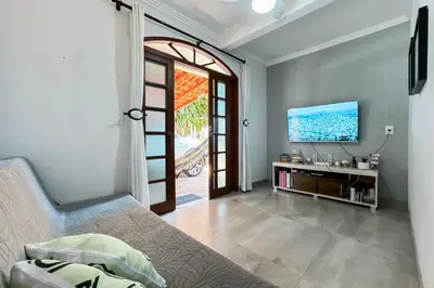 Uma televisão e/ou sistema de entretenimento em Casa RenaPaty - Praia de Palmas
