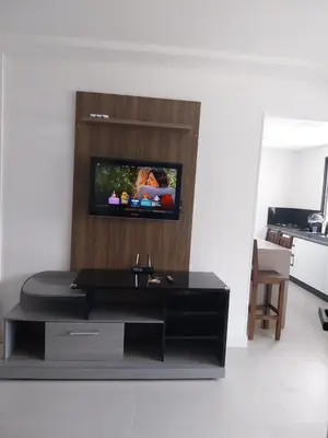 Uma televisão e/ou sistema de entretenimento em Apartamento na Praia de Palmas com 3 quartos