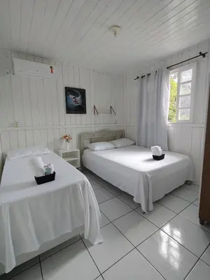 Uma cama ou camas num quarto em Calheiros Beach house