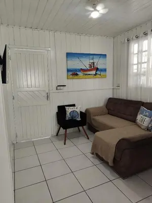 Uma área de estar em Calheiros Beach house