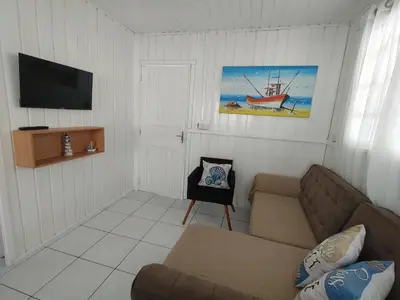 Uma televisão e/ou sistema de entretenimento em Calheiros Beach house