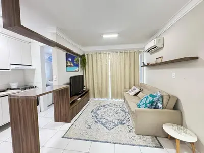 Uma televisão e/ou sistema de entretenimento em Apartamento Confortável na Praia de Bombas