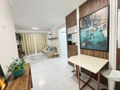 Uma televisão e/ou sistema de entretenimento em Apartamento Confortável na Praia de Bombas