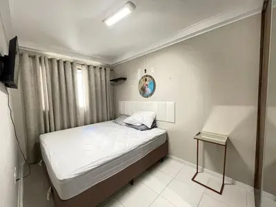 Uma cama ou camas num quarto em Apartamento Confortável na Praia de Bombas