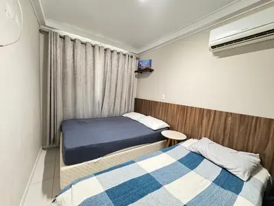 Uma cama ou camas num quarto em Apartamento Confortável na Praia de Bombas