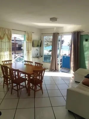 Uma área de estar em Casa com a melhor vista, pé na areia