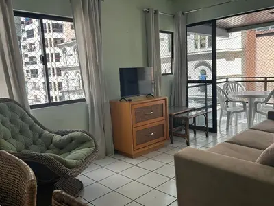 Uma televisão e/ou sistema de entretenimento em Apto 2 Quartos Meia Praia próximo Shopping Russi