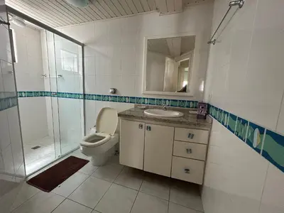 Uma casa de banho em Apto 2 Quartos Meia Praia próximo Shopping Russi