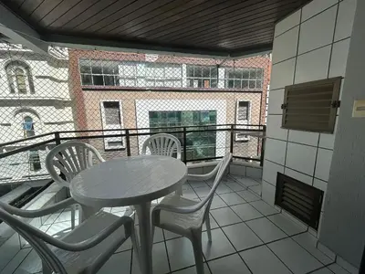 Uma varanda ou terraço em Apto 2 Quartos Meia Praia próximo Shopping Russi