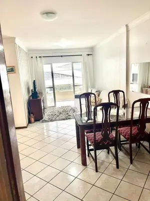 Uma área de estar em Apartamento Meia Praia verão 2026